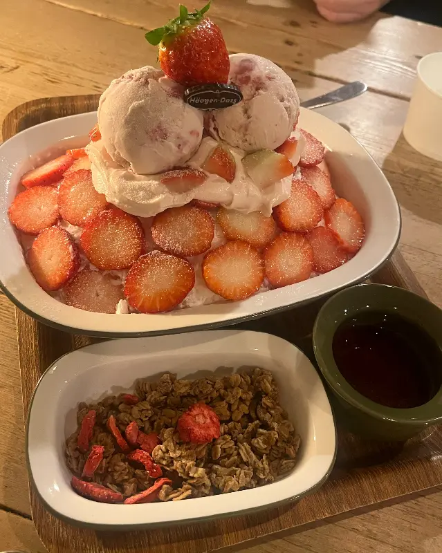 딸기 아이스크림과 딸기가 조화로운 빙수