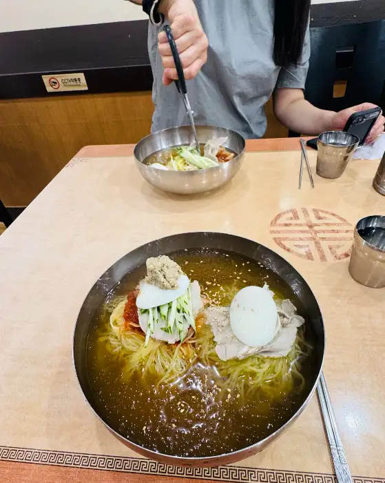 물밀면을 가위로 자르는 모습