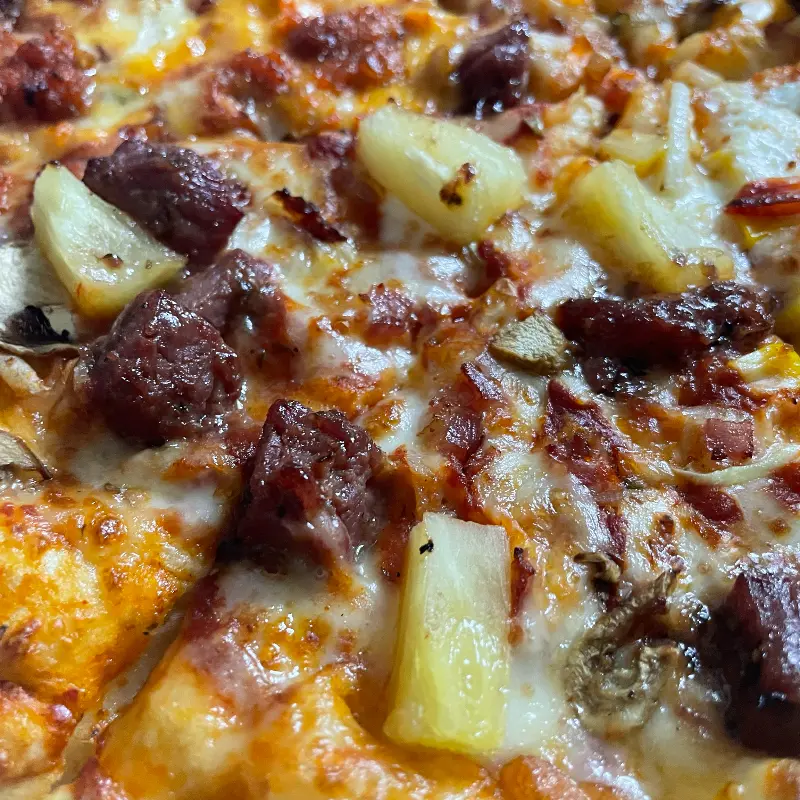 토핑 가득한 피자 한 조각