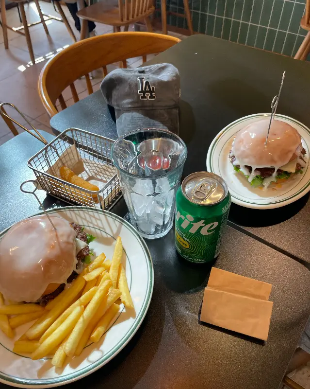 깔끔하게 차려진 테이블