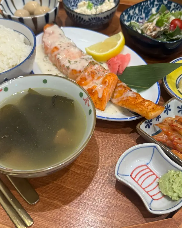 다채로운 반찬 구성이 돋보이는 온밥의 한 상 차림