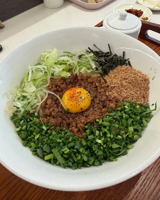 마제소바의 화려한 비주얼, 다양한 고명이 조화롭게 어우러져 있다.