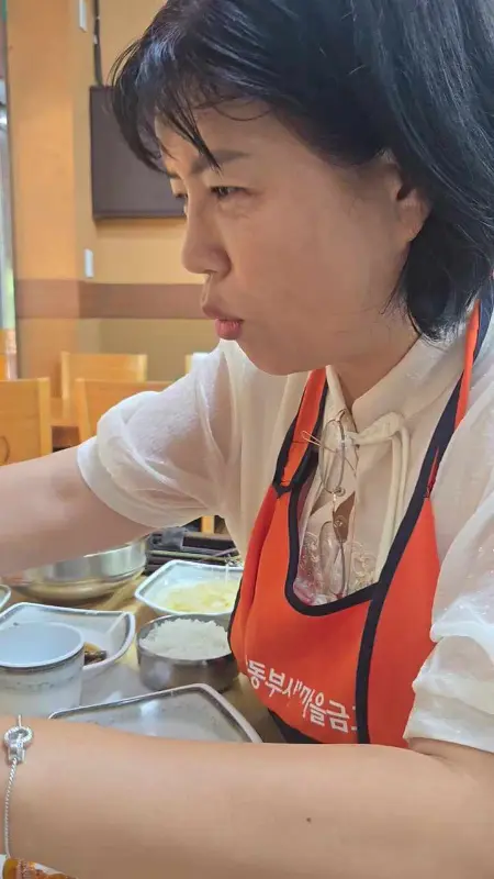 뜰방에서 식사하는 모습