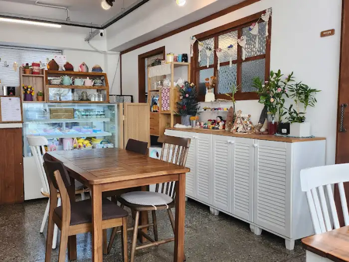 테이블과 선반에 놓인 아기자기한 소품들