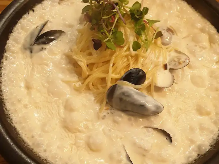 크림소스와 조개가 어우러진 파스타의 클로즈업