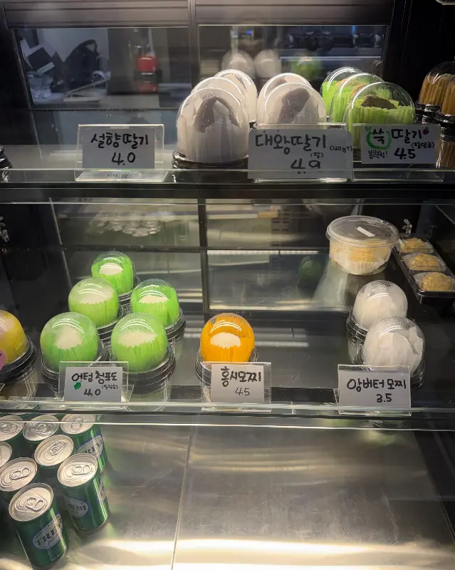 모찌 종류를 안내하는 쇼케이스