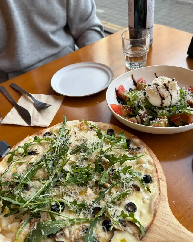 싱그러운 샐러드와 먹음직스러운 피자