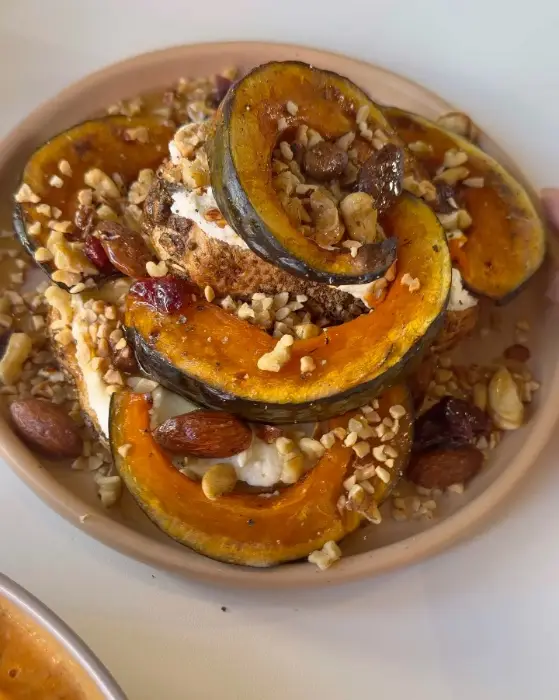 단호박 리코타 치즈 오픈 샌드위치