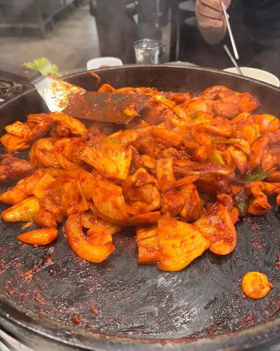 철판 위 닭갈비를 볶는 숟가락