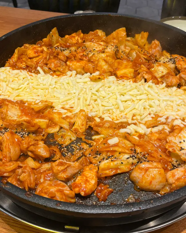 닭갈비와 다양한 사리