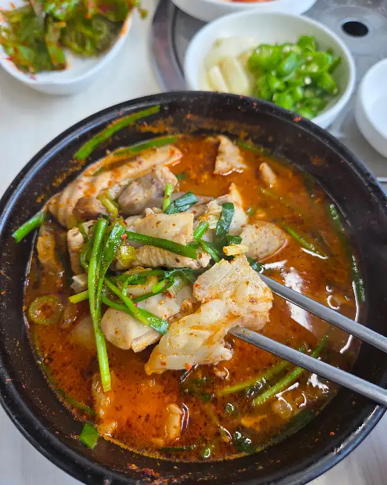 먹음직스러운 국물이 가득 담긴 냄비