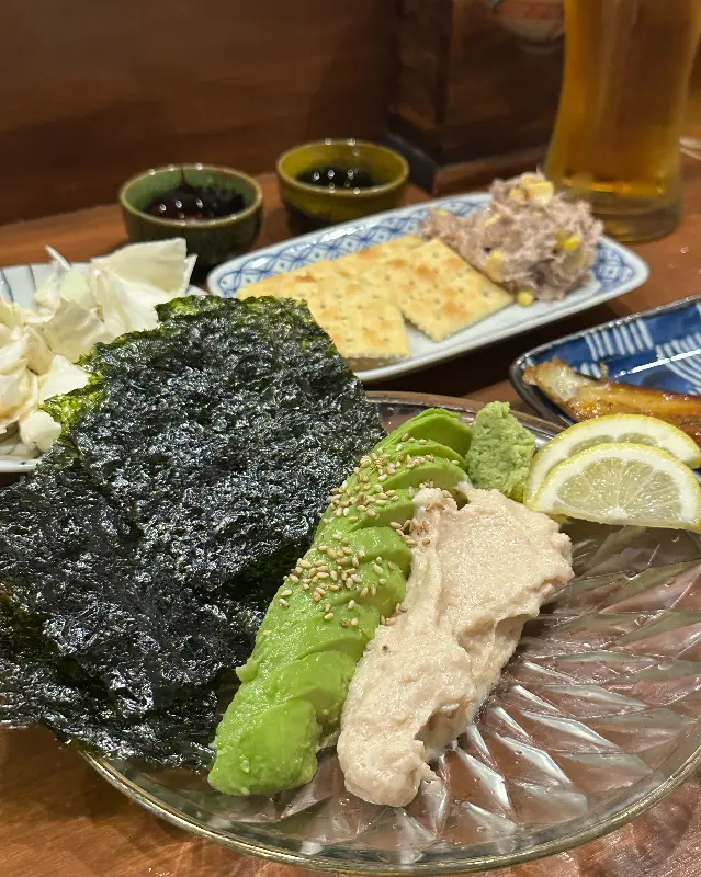 참치 크래커와 해초 무침 등 정갈한 기본 안주