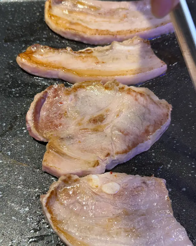 불판 위의 삼겹살