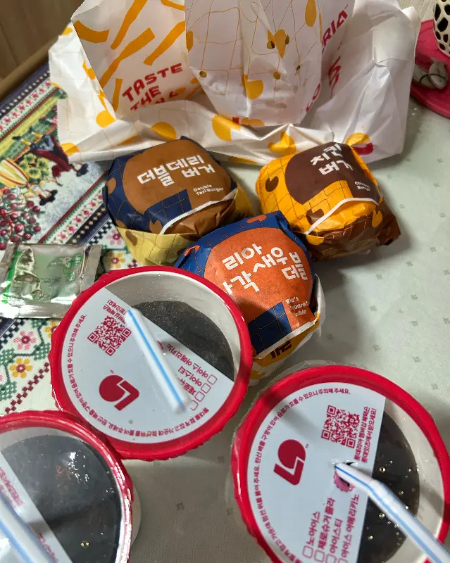 포장된 다양한 종류의 햄버거