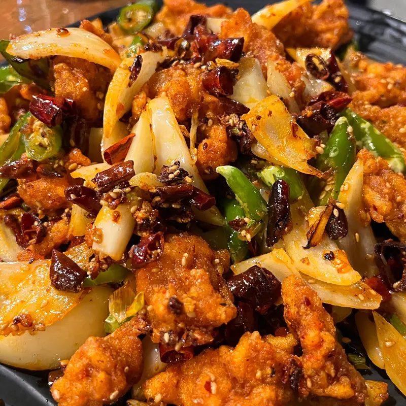 고추, 양파 등이 곁들여진 라조기의 모습