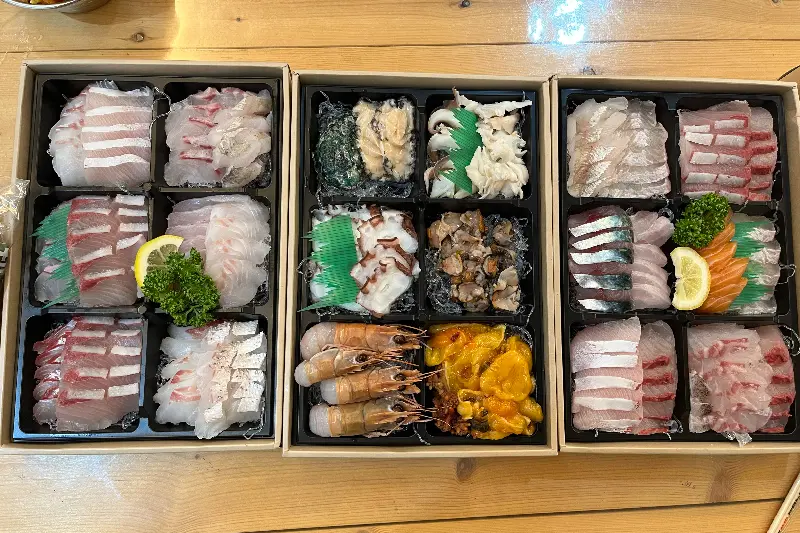 포장해온 회를 들고 바다를 배경으로