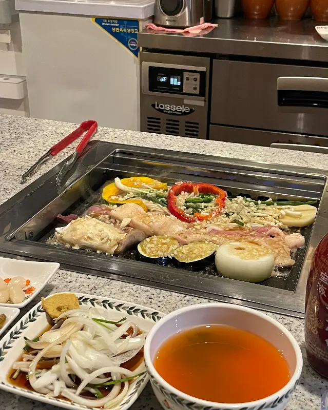 노릇하게 구워진 곱창과 채소