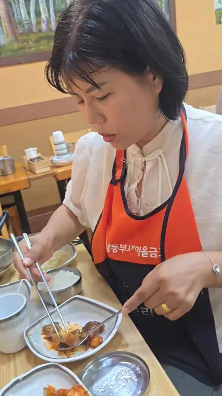 오리백숙을 즐기는 모습