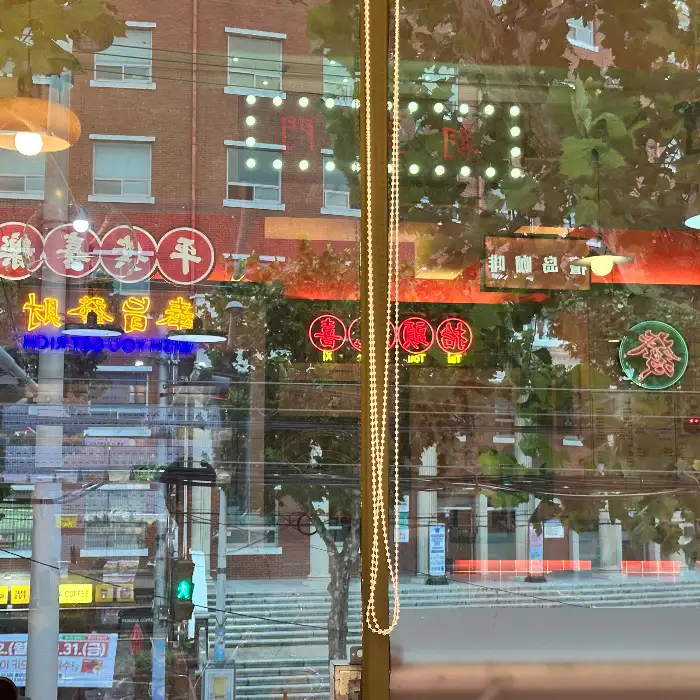 창밖으로 보이는 도시 풍경