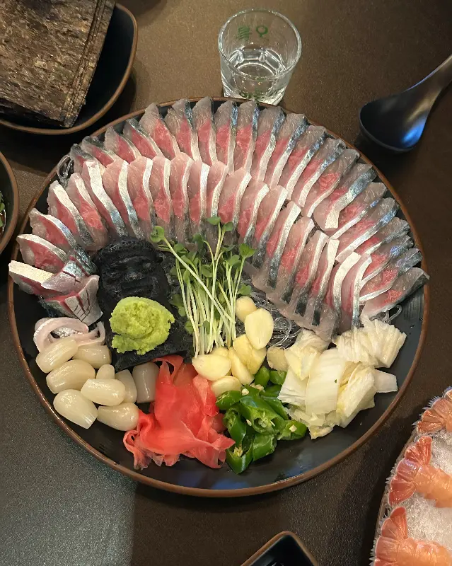 신선한 고등어회 한 상차림