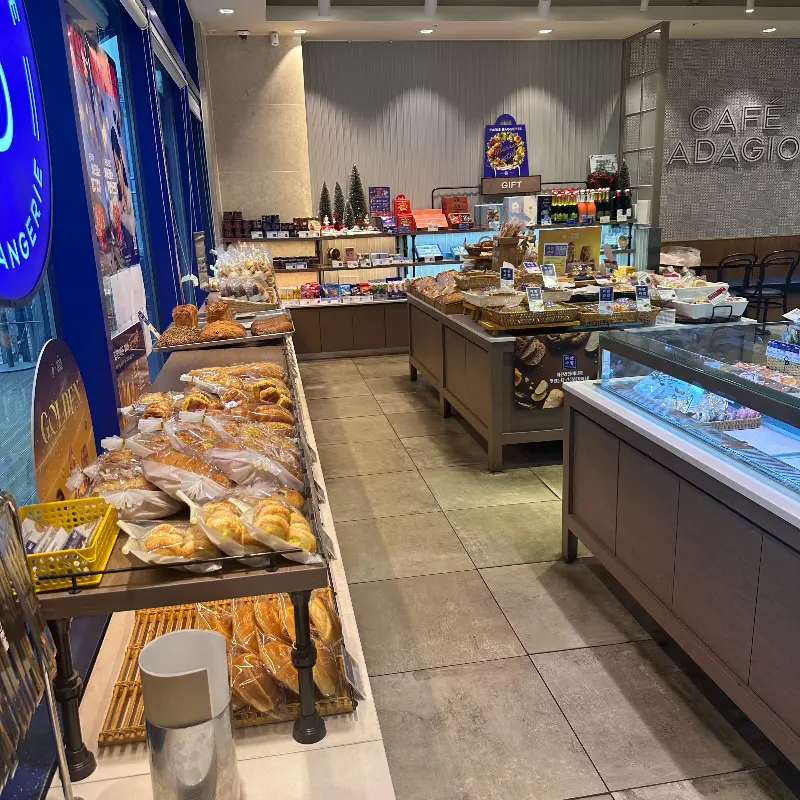 다양한 빵들이 진열된 파리바게트 내부 모습