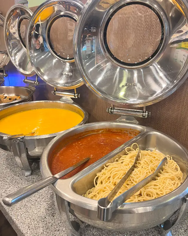 샐러드바에 놓인 스파게티와 호박죽