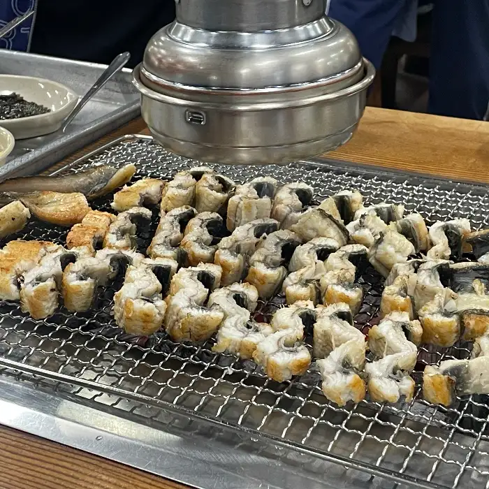 숯불 위에 구워지고 있는 장어 조각들