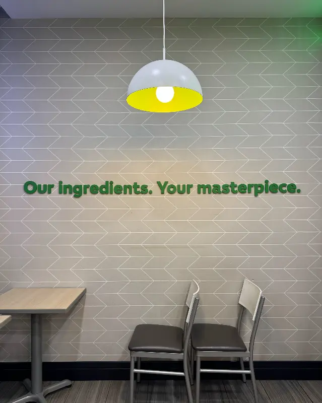 써브웨이 매장 벽면 인테리어