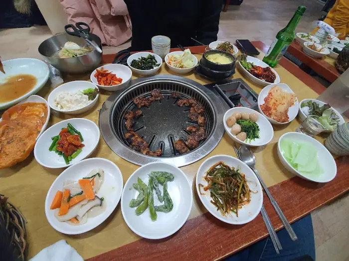 테이블 위에 놓인 물잔과 젓가락