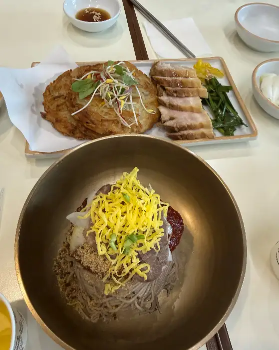 비빔막국수, 수육, 감자전이 함께 나온 세트 메뉴