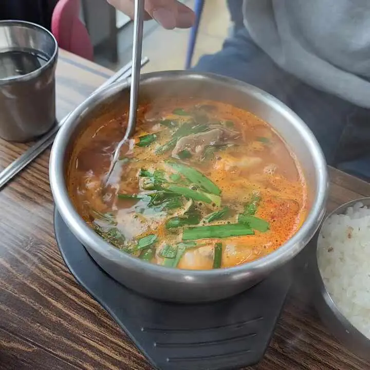 다진 양념을 넣어 얼큰하게 즐기는 순대국밥