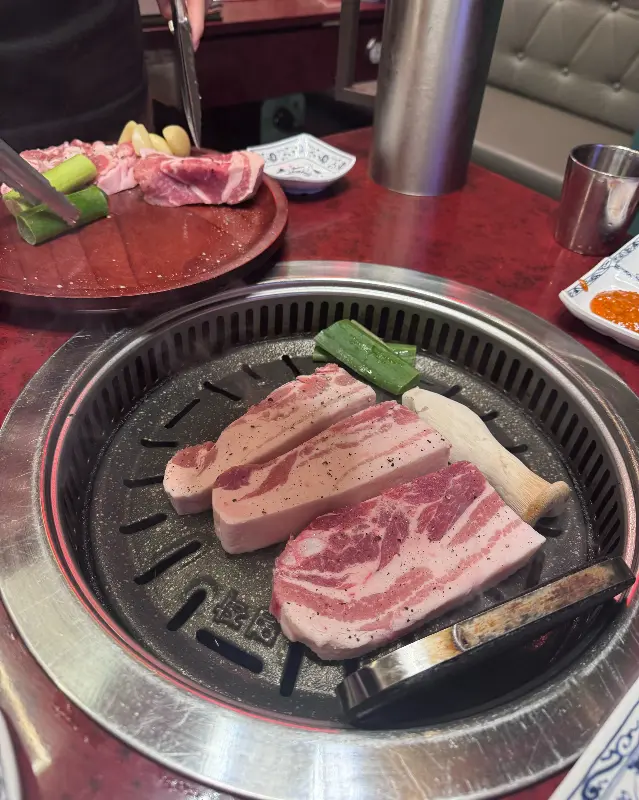 전문가의 손길로 구워지는 고기