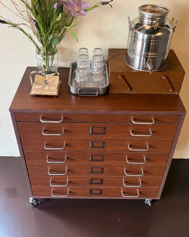 고풍스러운 디자인의 테이블