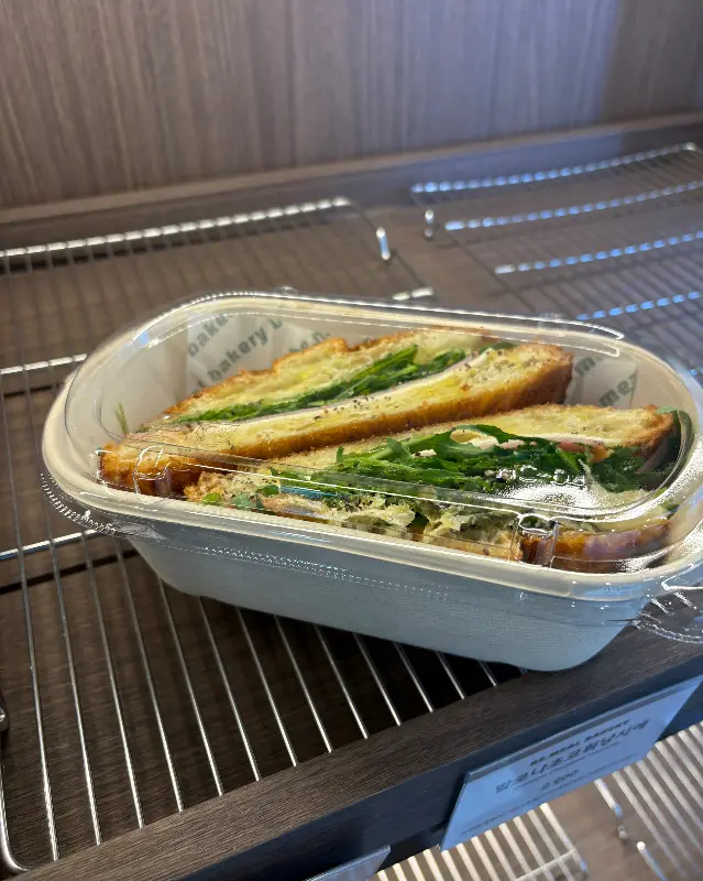 신선한 야채와 햄이 듬뿍 들어간 비밀 샌드위치