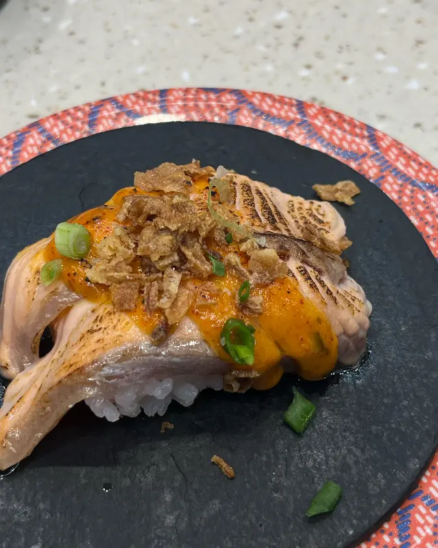 윤기가 흐르는 연어 초밥