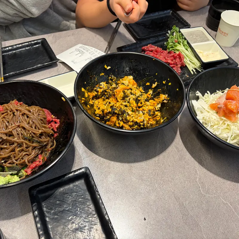 다양한 메뉴를 즐기는 사람들