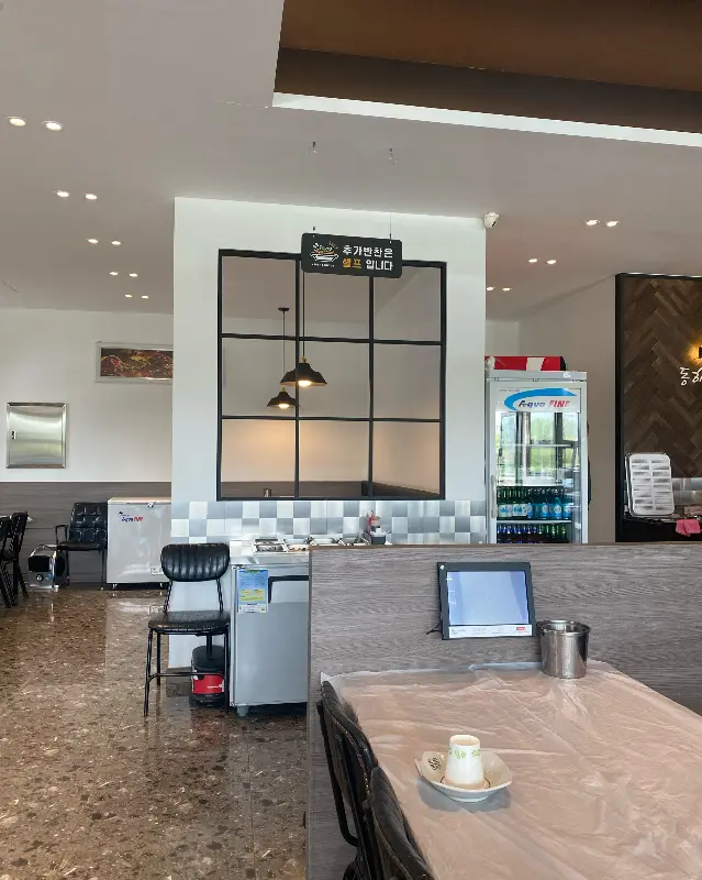 깔끔한 매장 내부