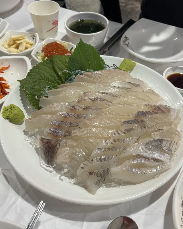 윤기가 흐르는 광어회