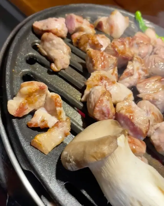 구워진 오겹살과 버섯