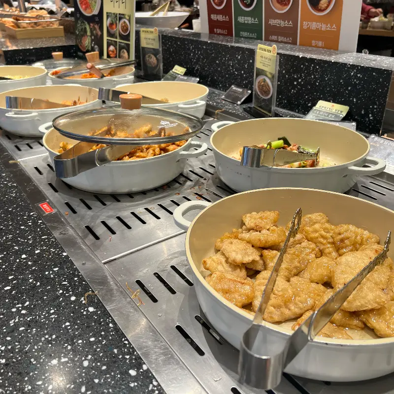 다양한 뷔페 음식