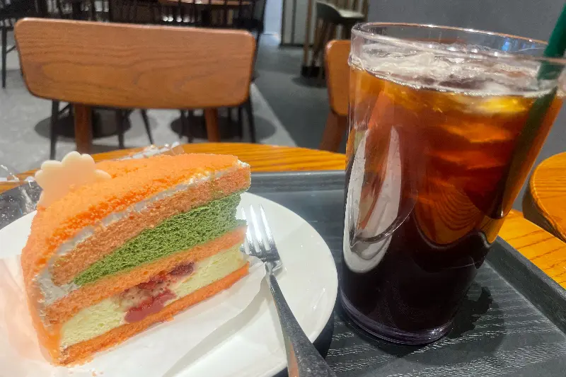 케이크와 음료가 함께 놓여있는 모습