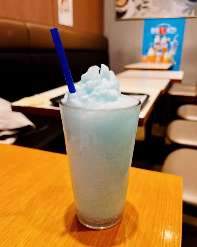 청량한 블루 컬러의 음료