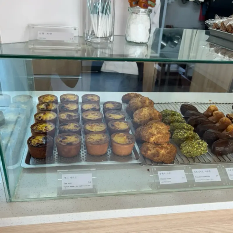 쇼케이스 안의 다양한 디저트