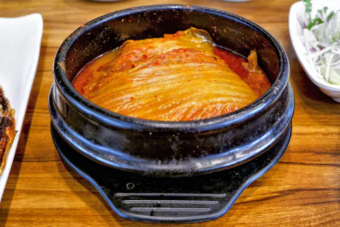 김치찜 뚝배기에 담긴 푹 익은 김치