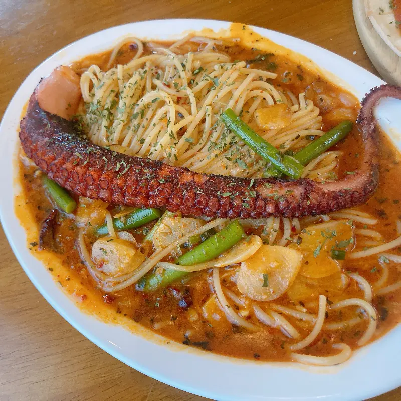 큼지막한 문어 다리가 인상적인 문어 파스타