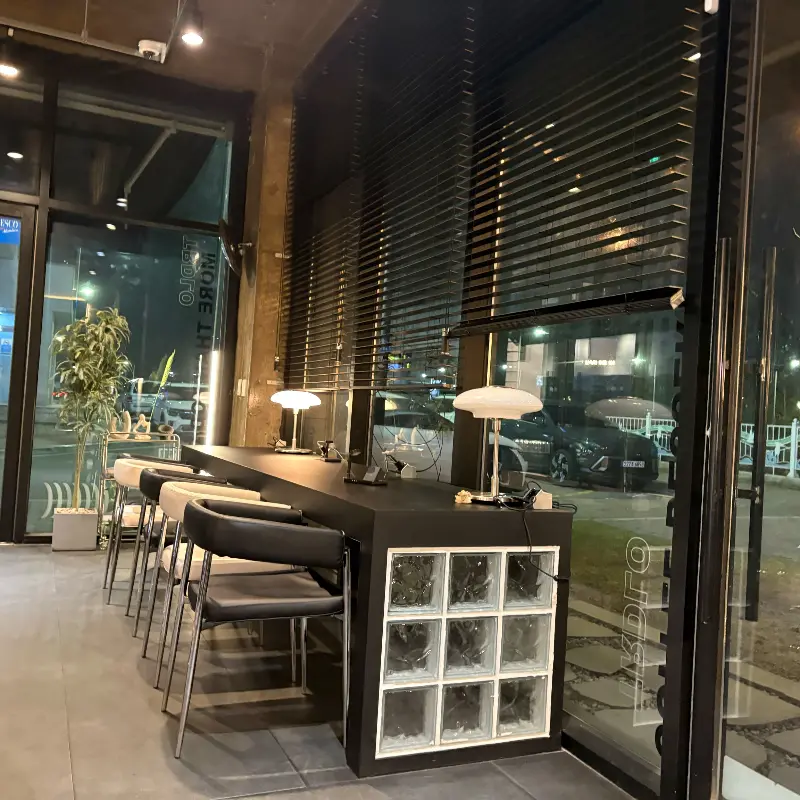 카페 내부 좌석과 통유리창