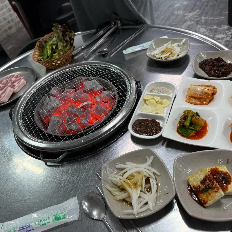 숯불과 밑반찬 세팅