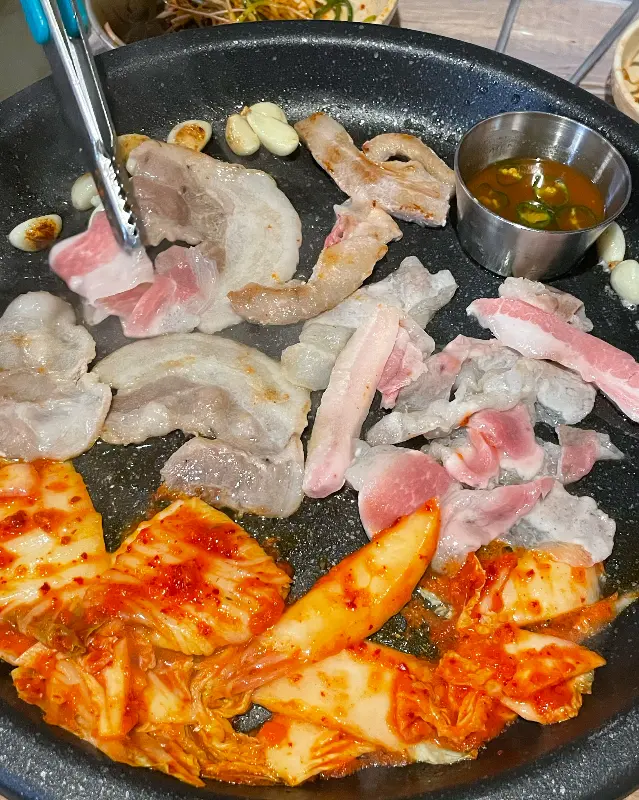 냉삼을 불판에 올린 모습