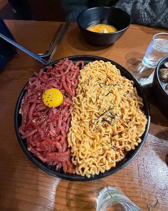 테이블 위에 놓인 육회와 라면