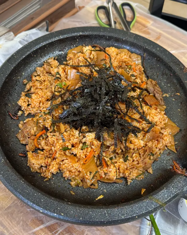 김 가루가 듬뿍 뿌려진 오리불고기 볶음밥